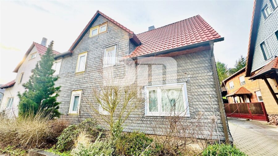 1 - 2 Familienhaus inkl. Anbau BJ 1995 in hervorragender Lage mit Gartenbereich und Nebengebäude - Frontansicht Titel